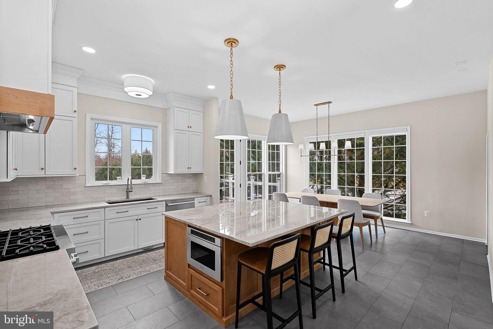 VANTAGE POINTE - Residential