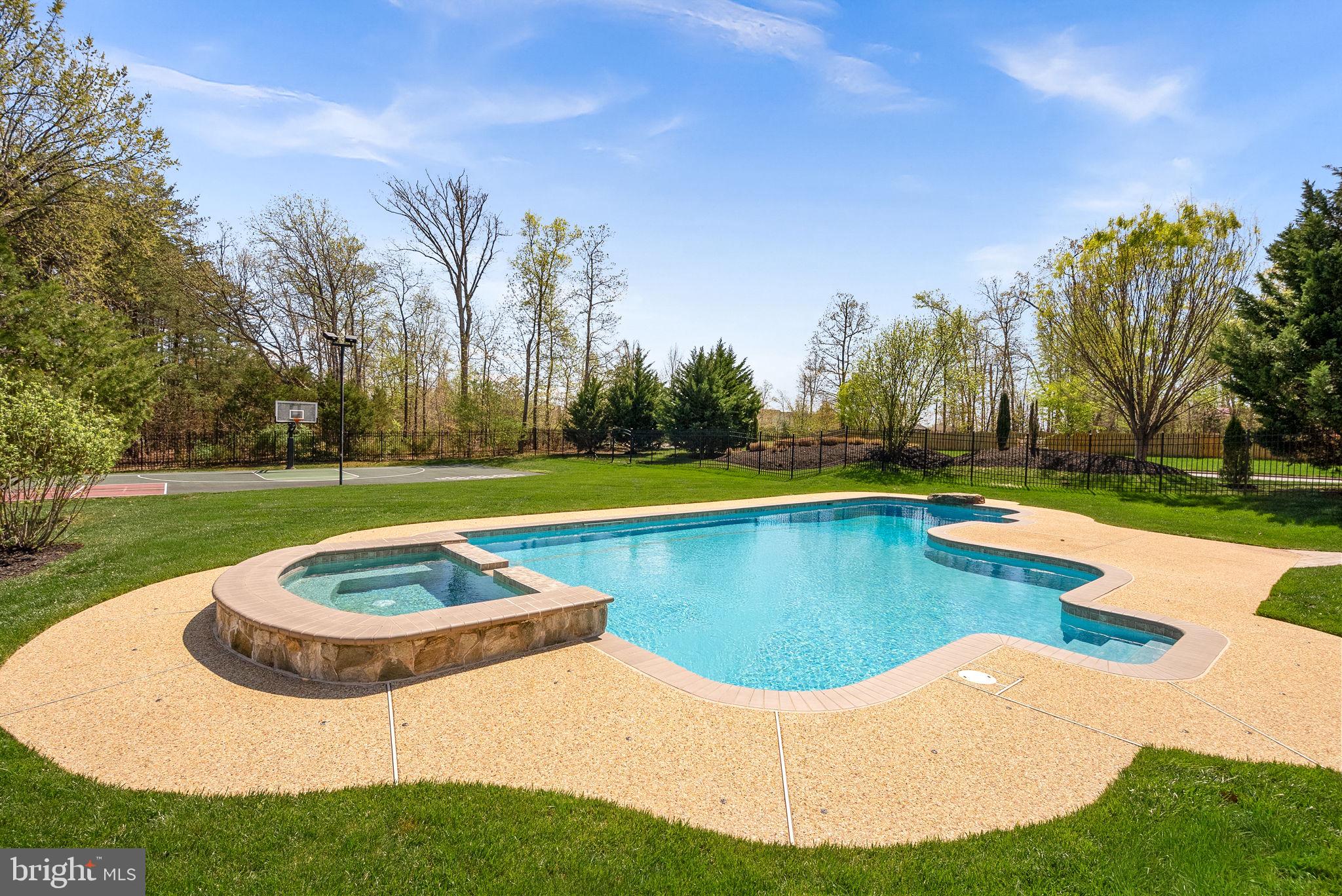 VANTAGE POINTE - Residential