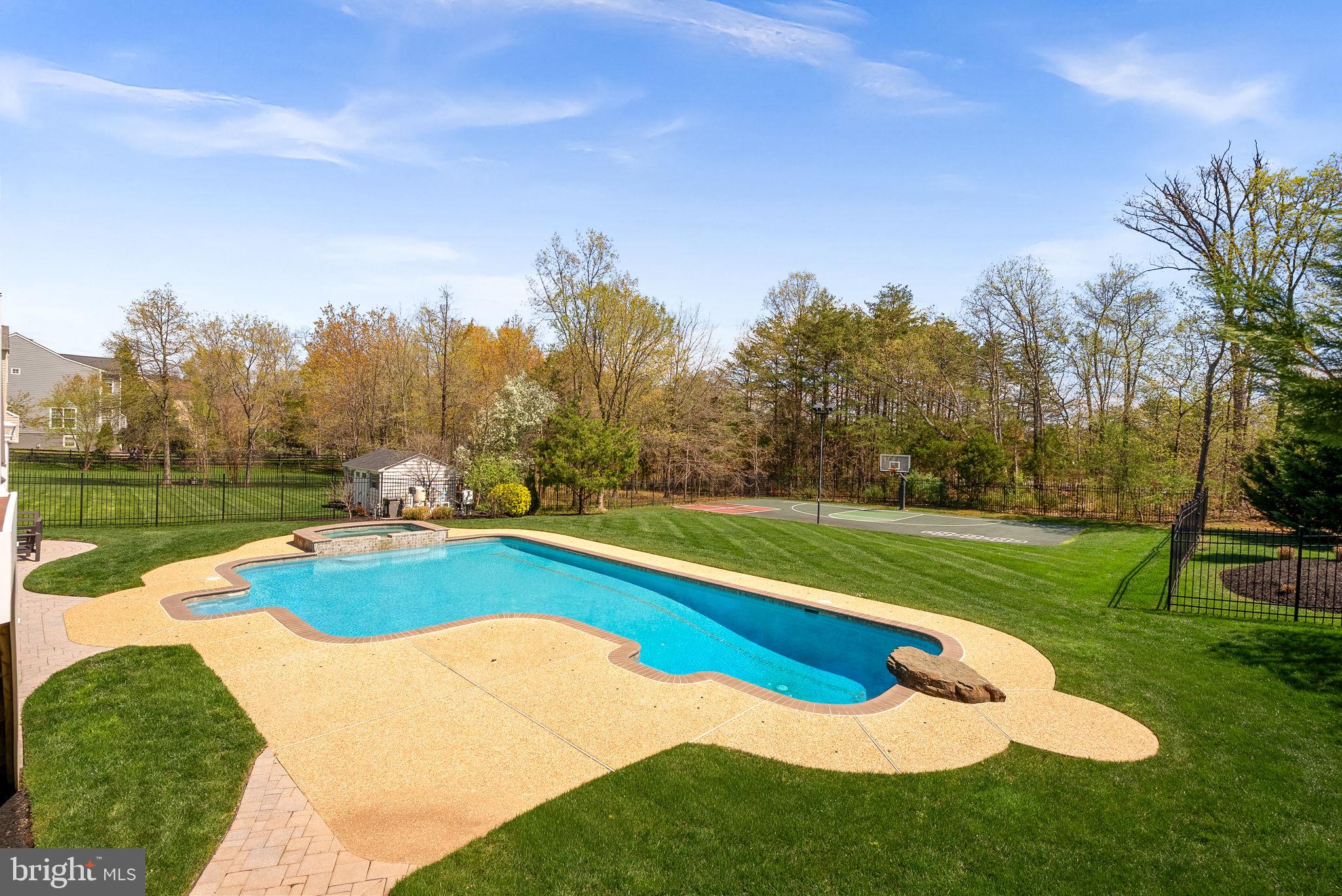 VANTAGE POINTE - Residential