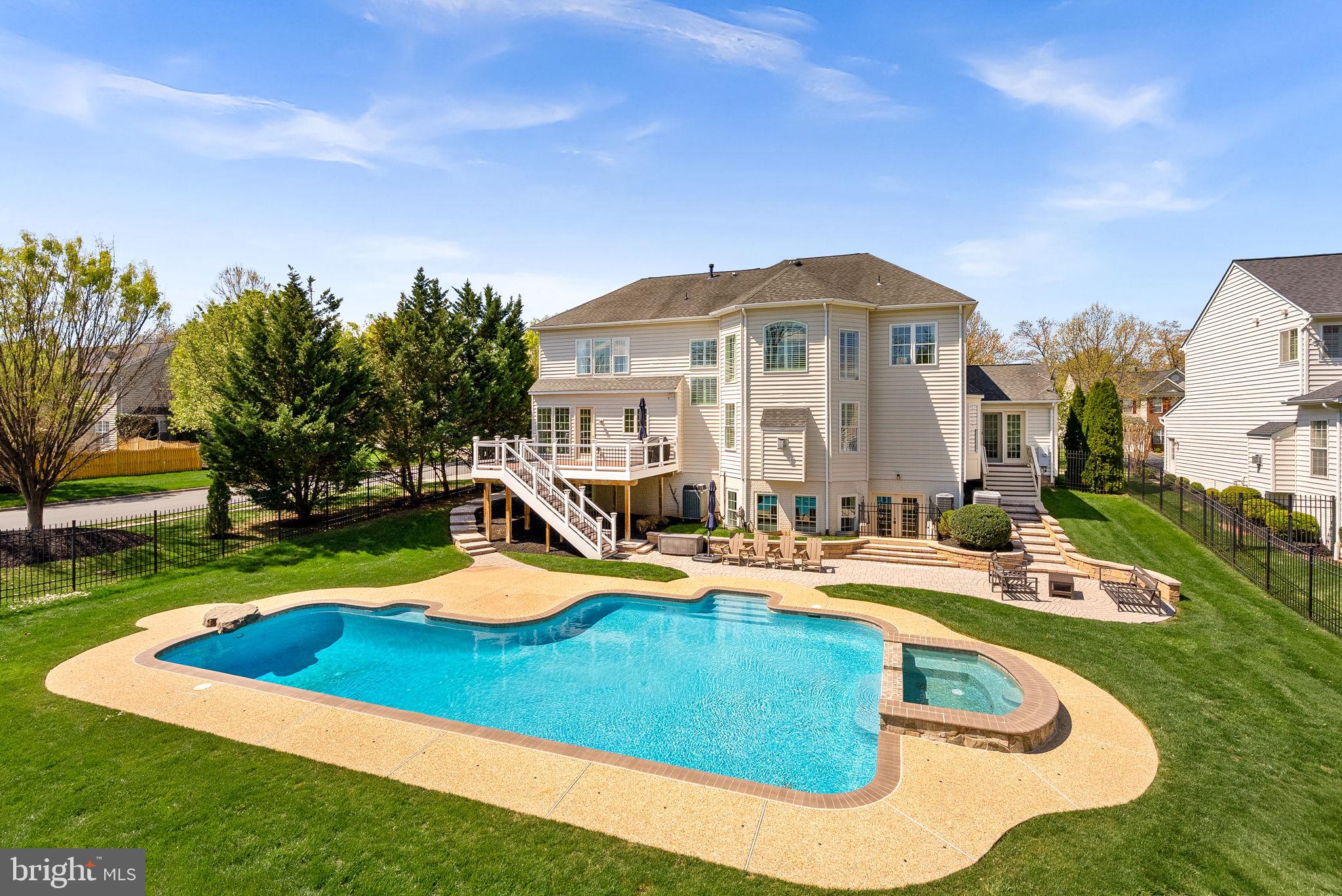 VANTAGE POINTE - Residential