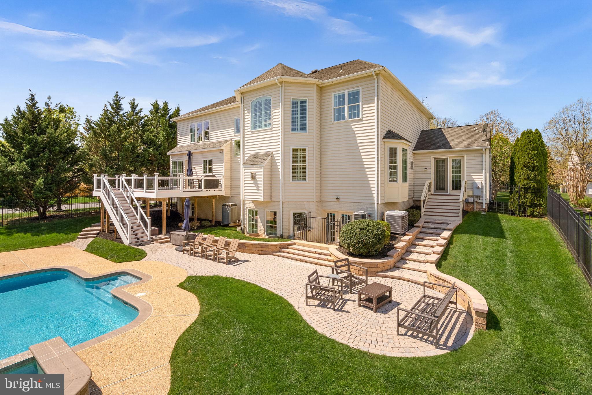 VANTAGE POINTE - Residential