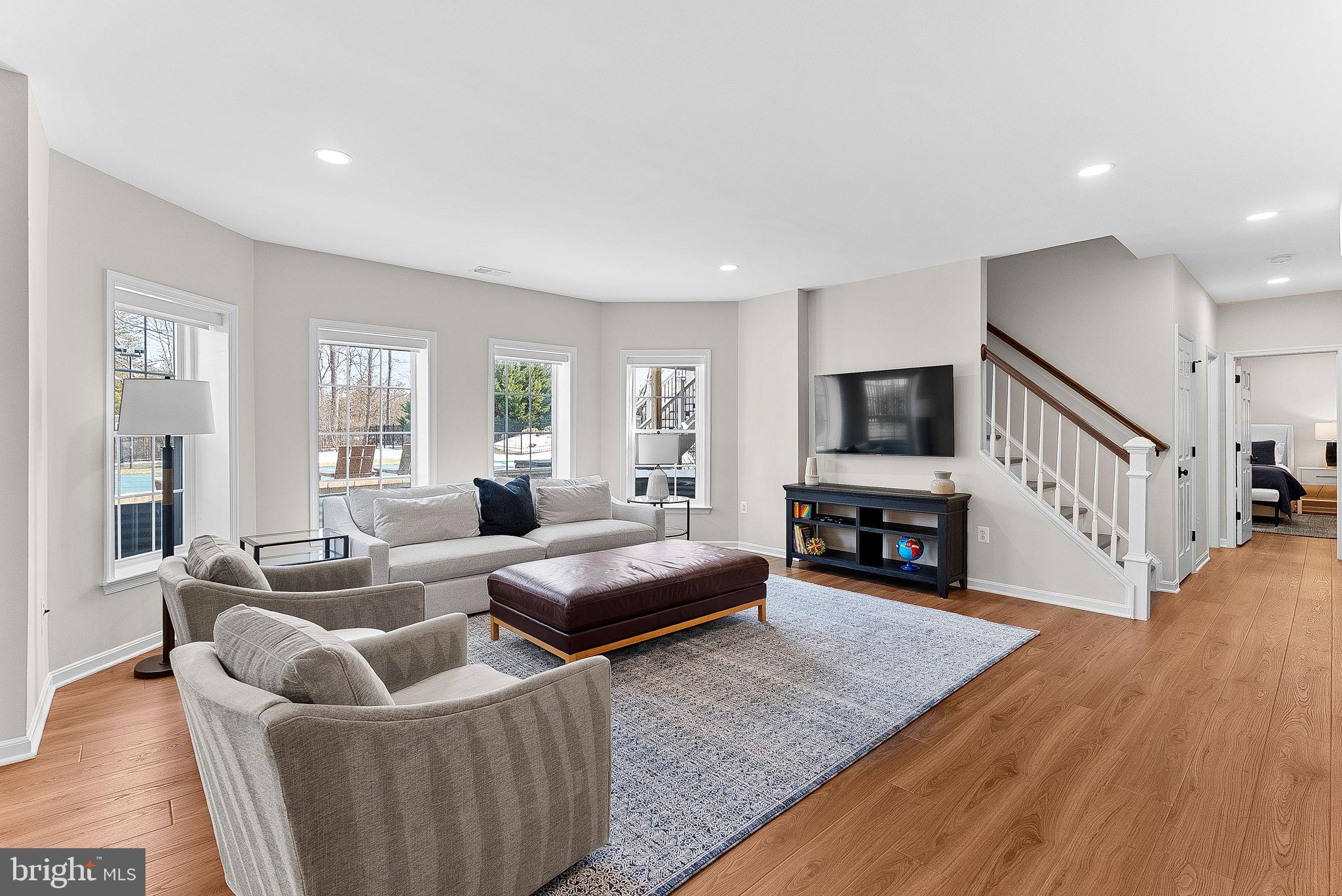 VANTAGE POINTE - Residential