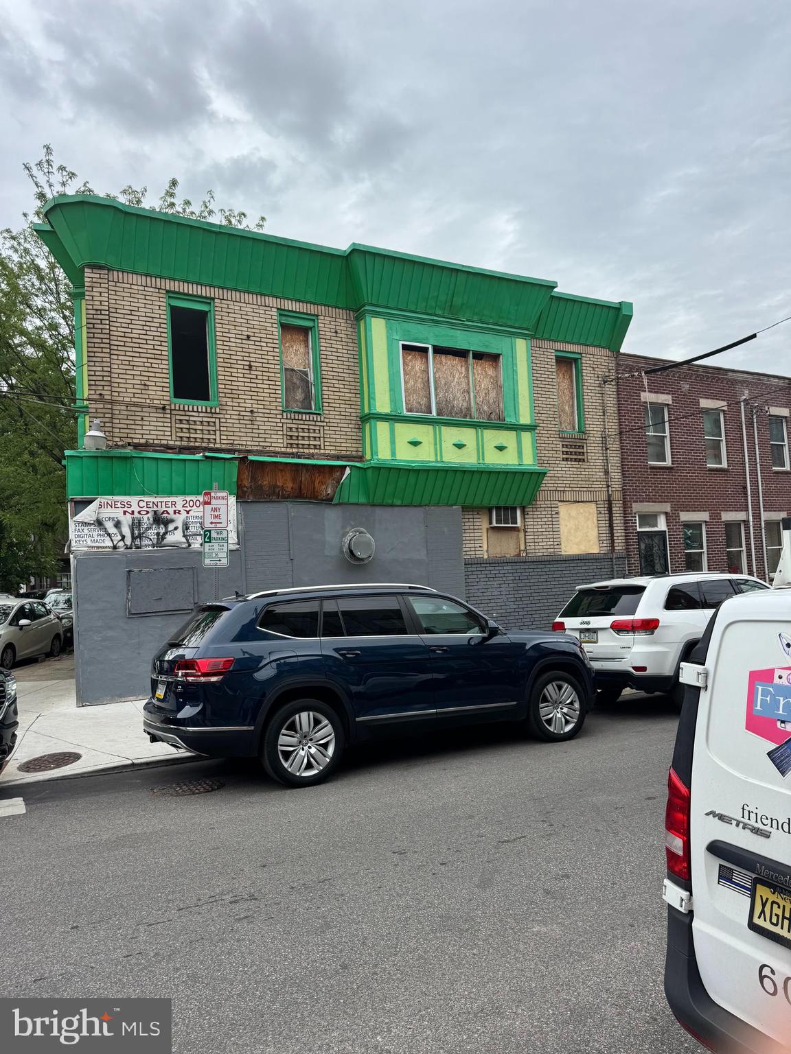 Main image without alt text