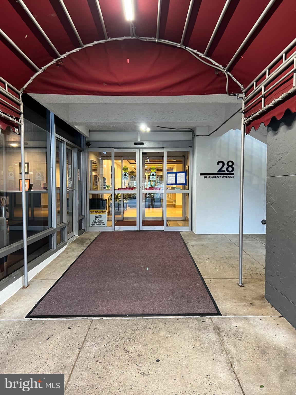 Location! Center of Towson. Walking Towson University, Towson Market Center. Just down street to enjoy shopping and different restaurants and coffee as well as Bar.
Sale as is.