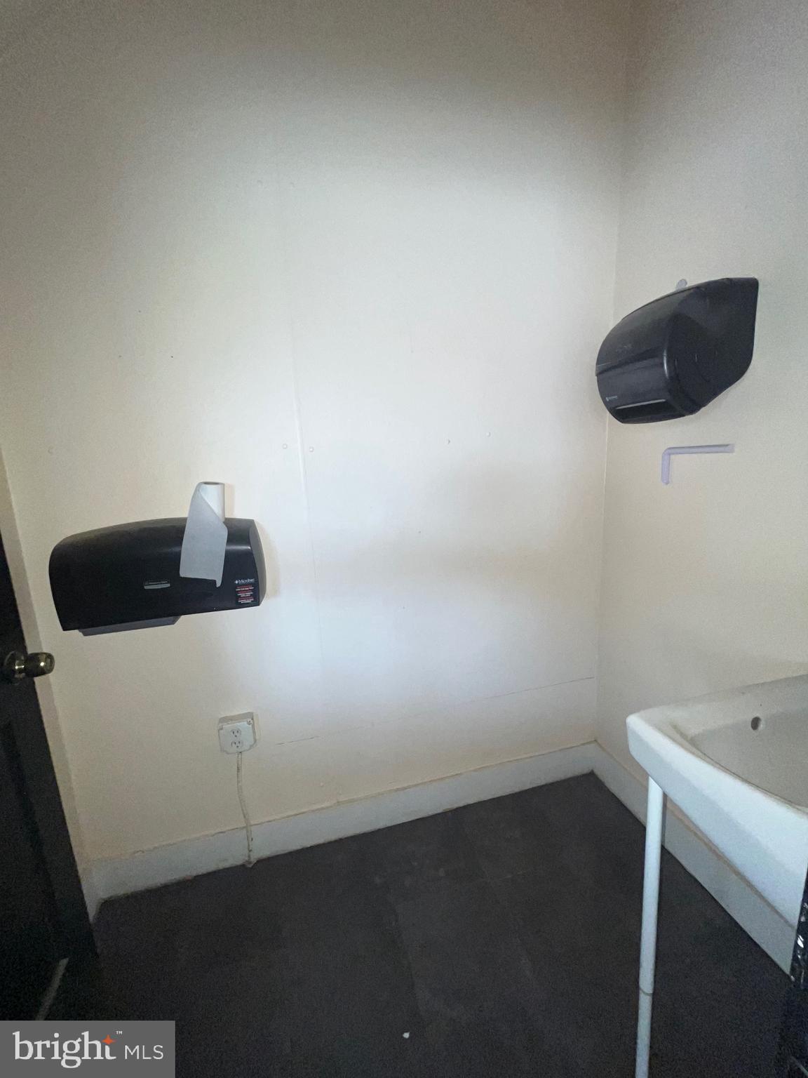 ELLWOOD PARK - Commercial Sale