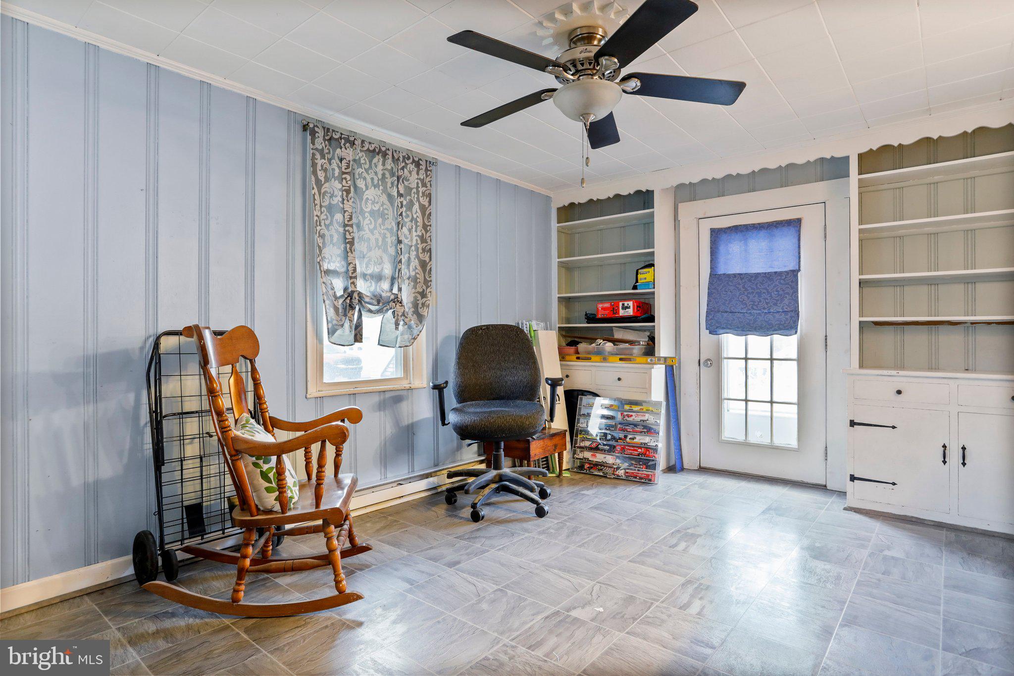 MAUGANSVILLE - Residential