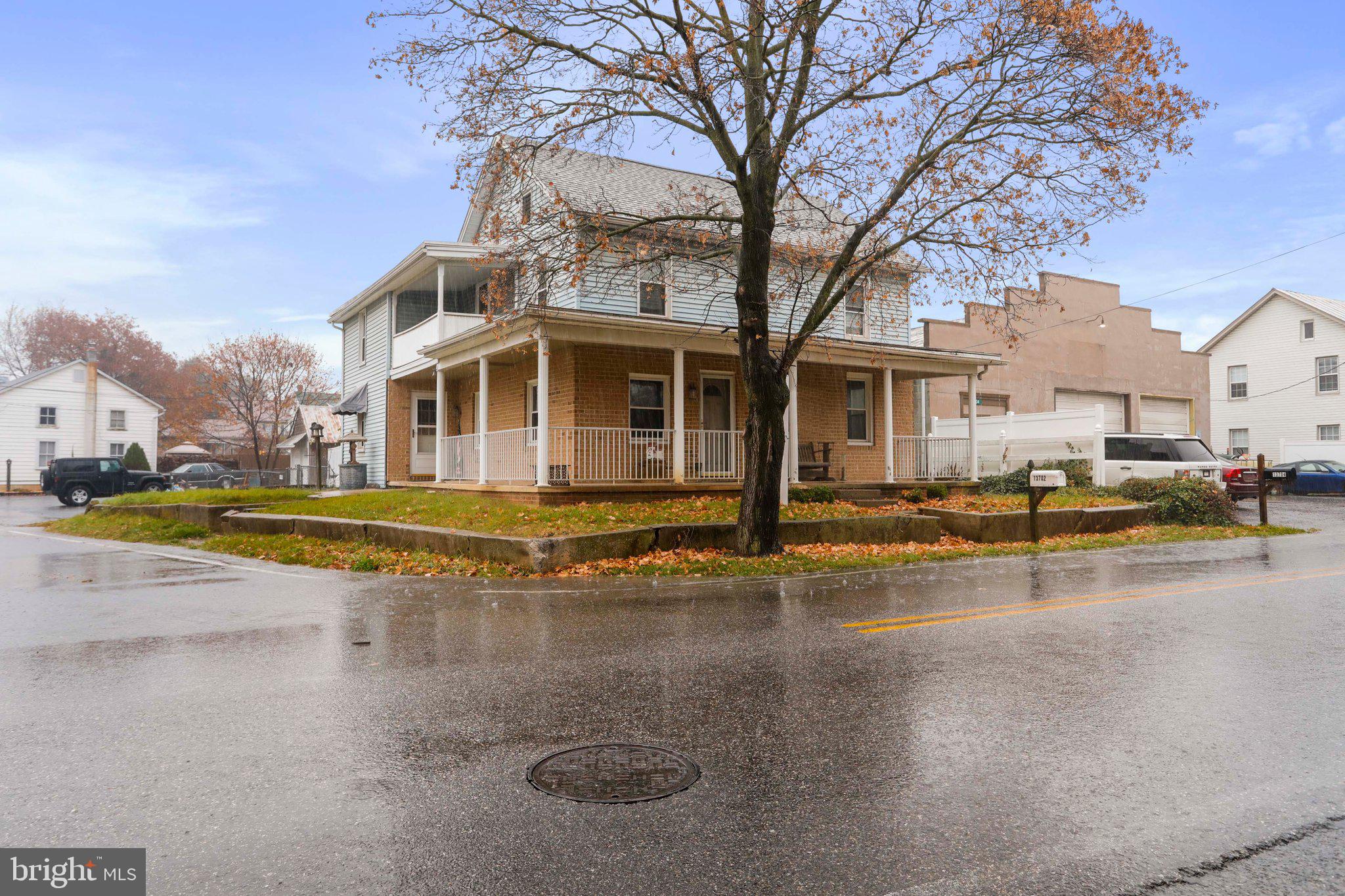 MAUGANSVILLE - Residential