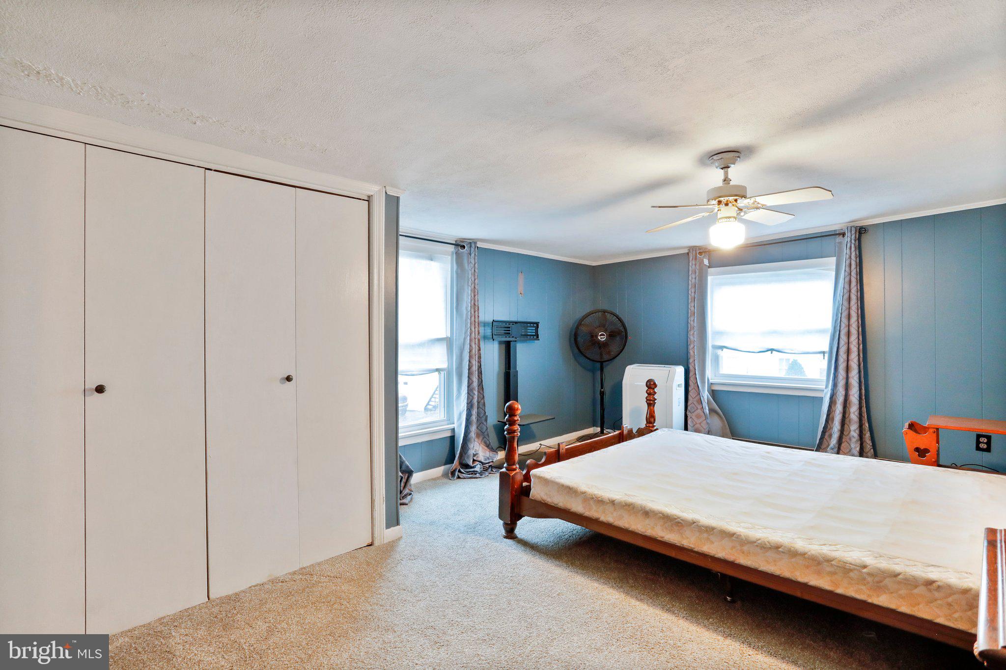 MAUGANSVILLE - Residential