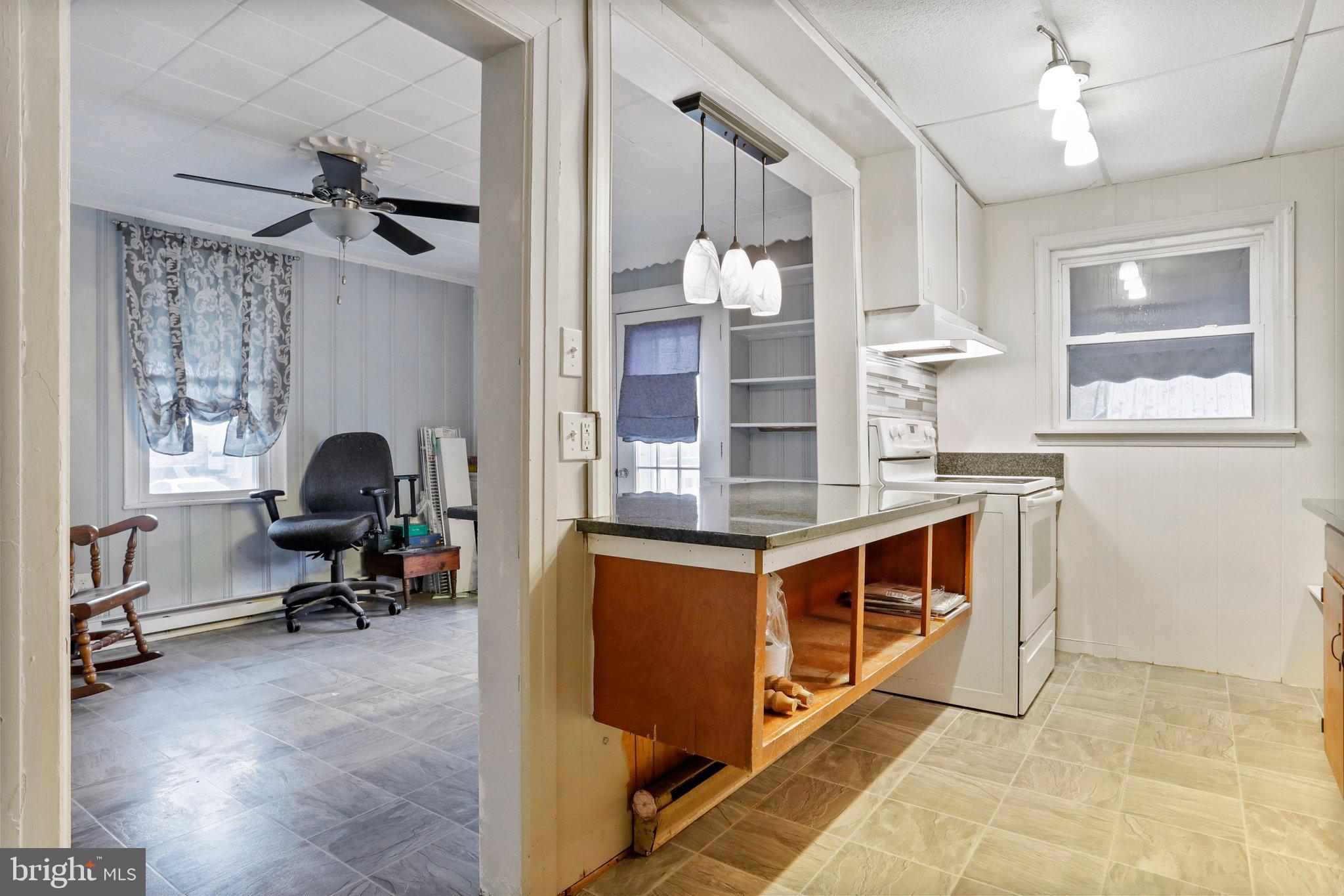 MAUGANSVILLE - Residential