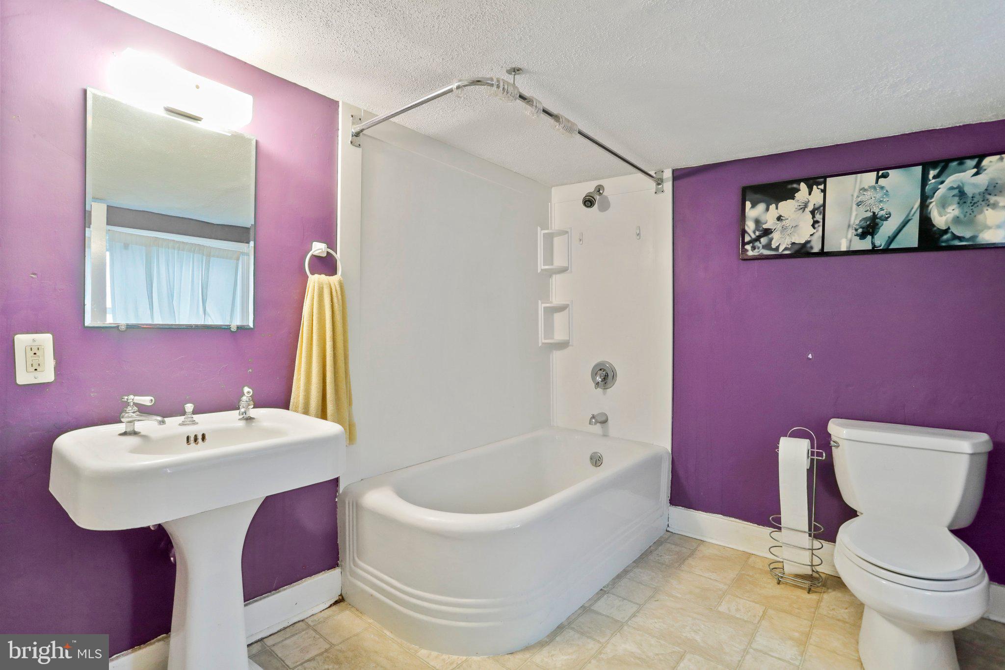 MAUGANSVILLE - Residential