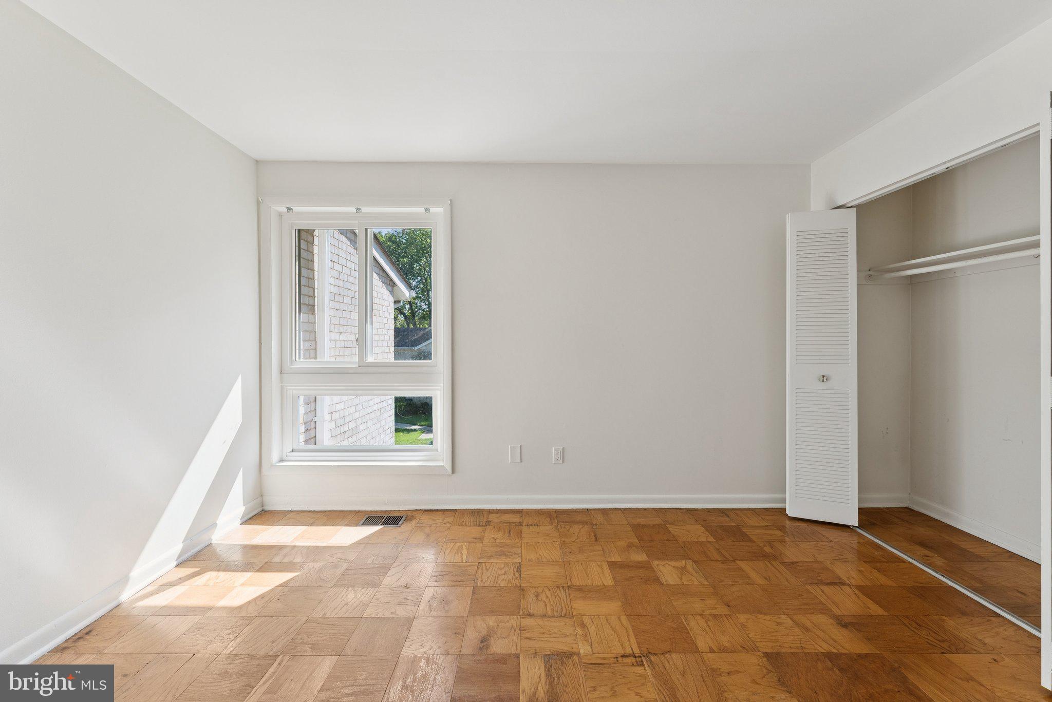 FOUR SEASONS - Residential