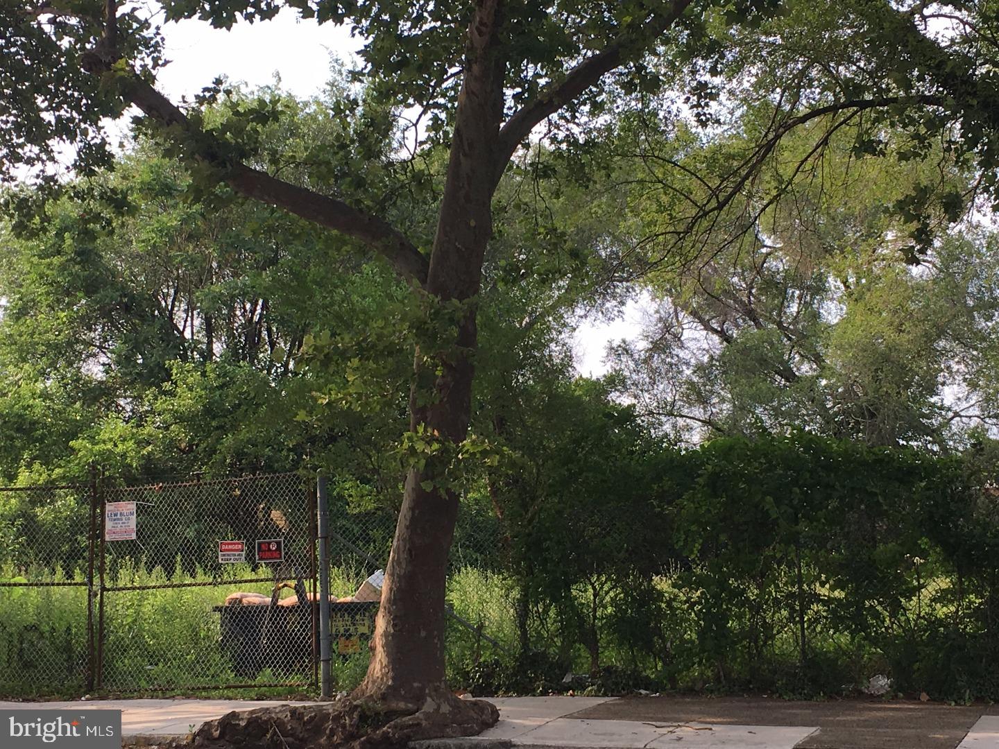 PHILADELPHIA (NORTHEAST) - Land