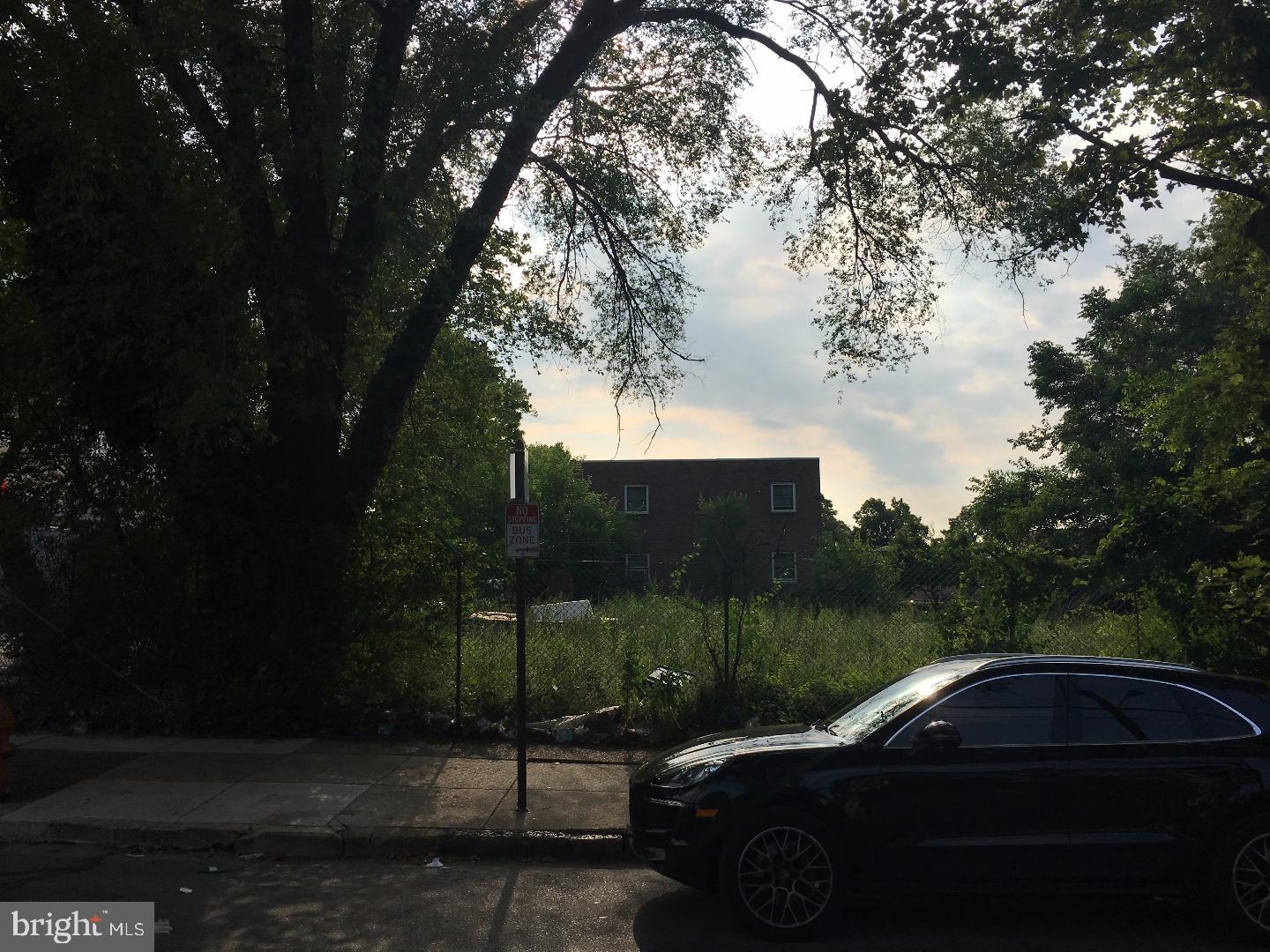 PHILADELPHIA (NORTHEAST) - Land