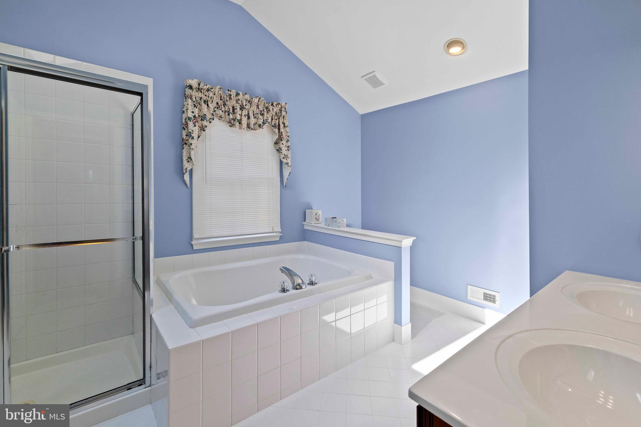 KINGSTON KNOLL - Residential