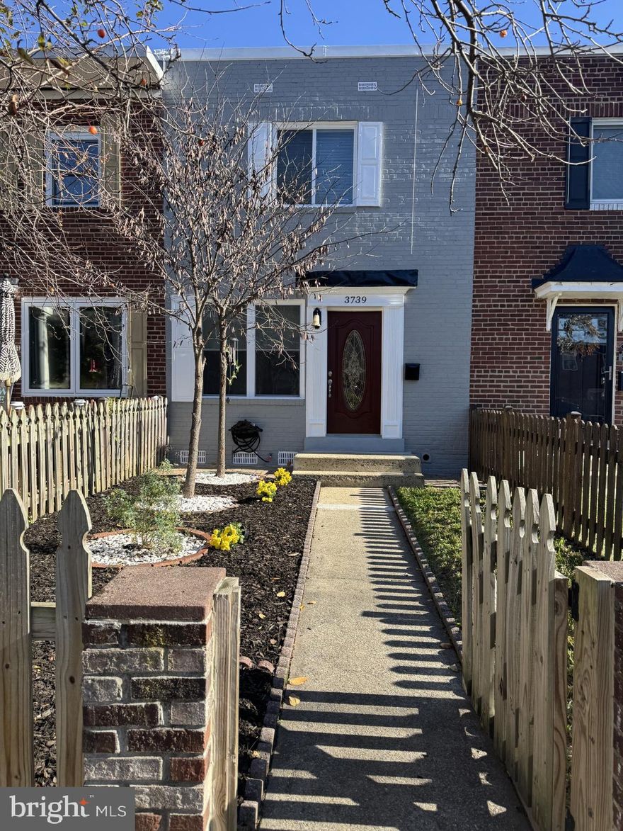 BEAUTIFUL TOWNHOUSE EXCELLENT MAINTENANCE 3 BETH, 2 FULL BATH. CLOSE TO DC, CRISTAL CITY, SHOPPING AND RESTAURANT.