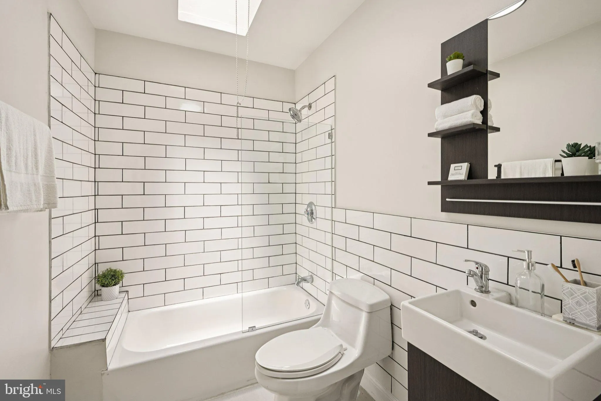 Philadelphia, Pennsylvania 19146, United States, 3 Bedrooms Bedrooms, ,2 BathroomsBathrooms,Residential,Coming Soon,161945