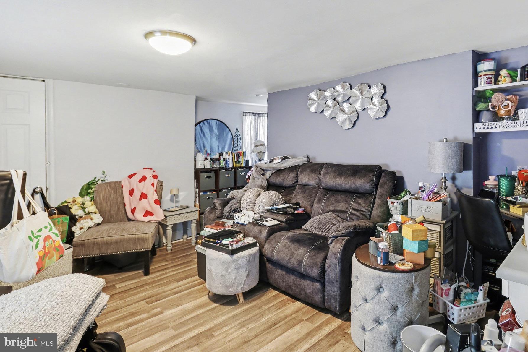 HOLMESBURG - Commercial Sale