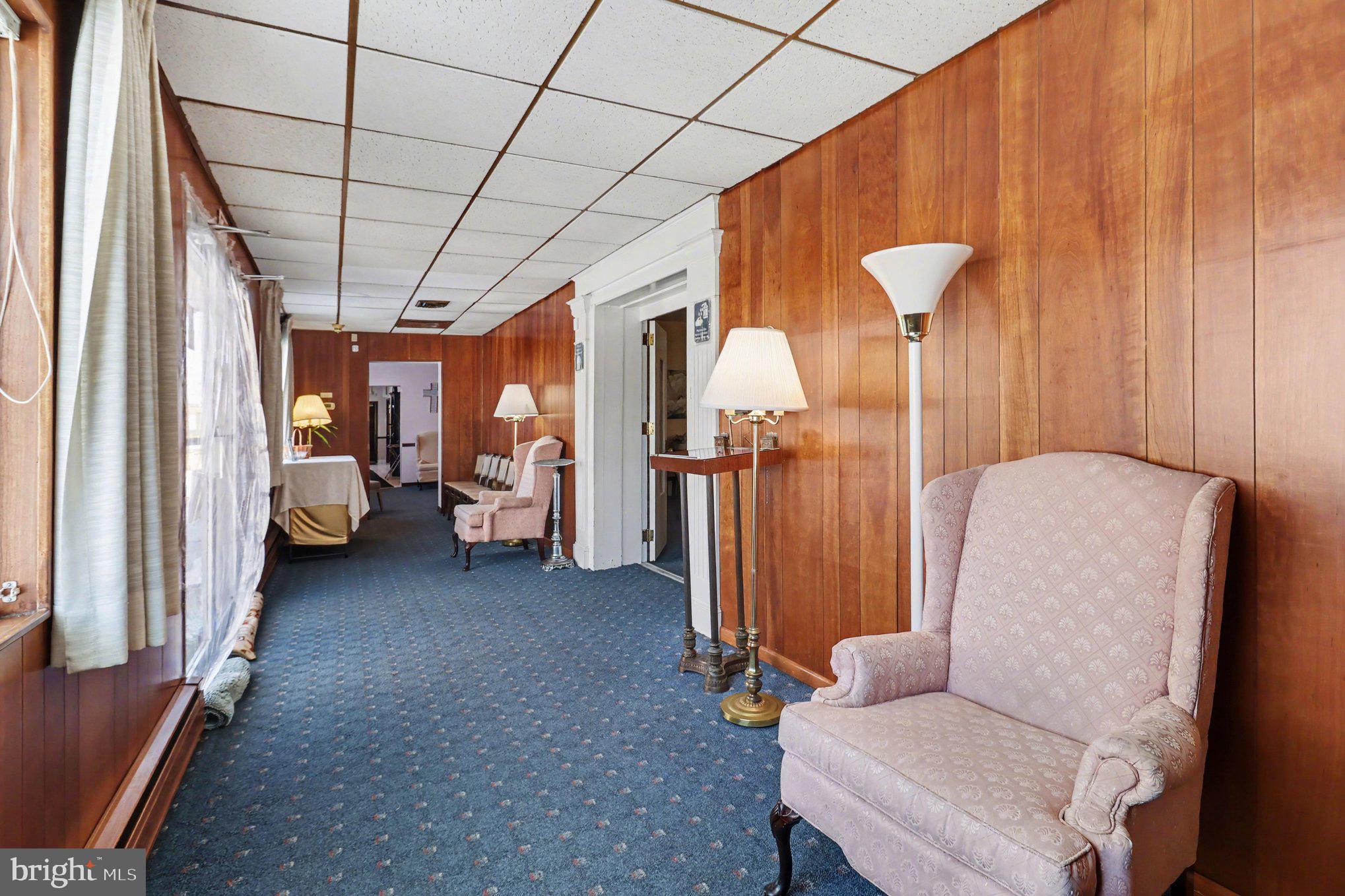 HOLMESBURG - Commercial Sale