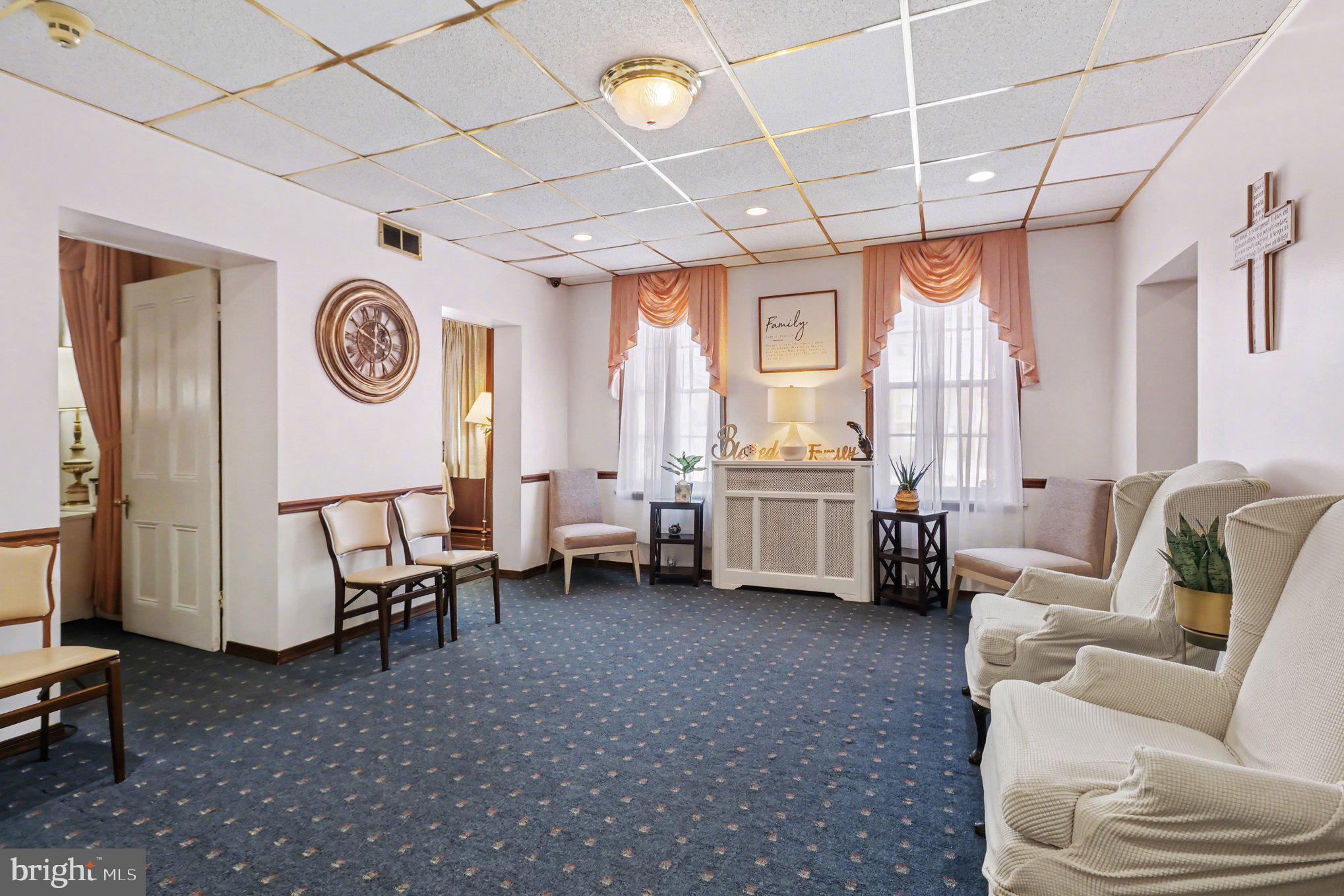 HOLMESBURG - Commercial Sale