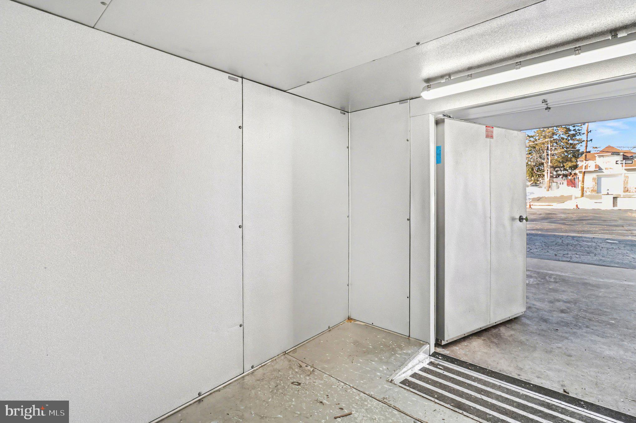 HOLMESBURG - Commercial Sale