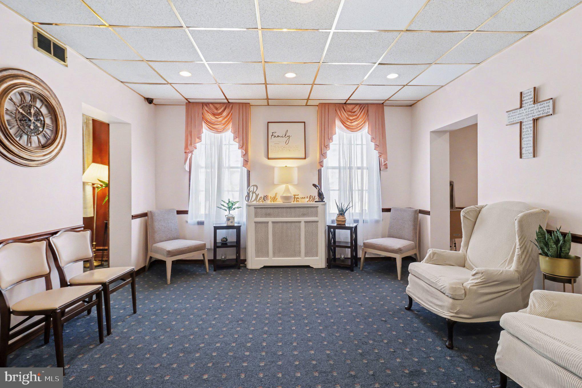 HOLMESBURG - Commercial Sale