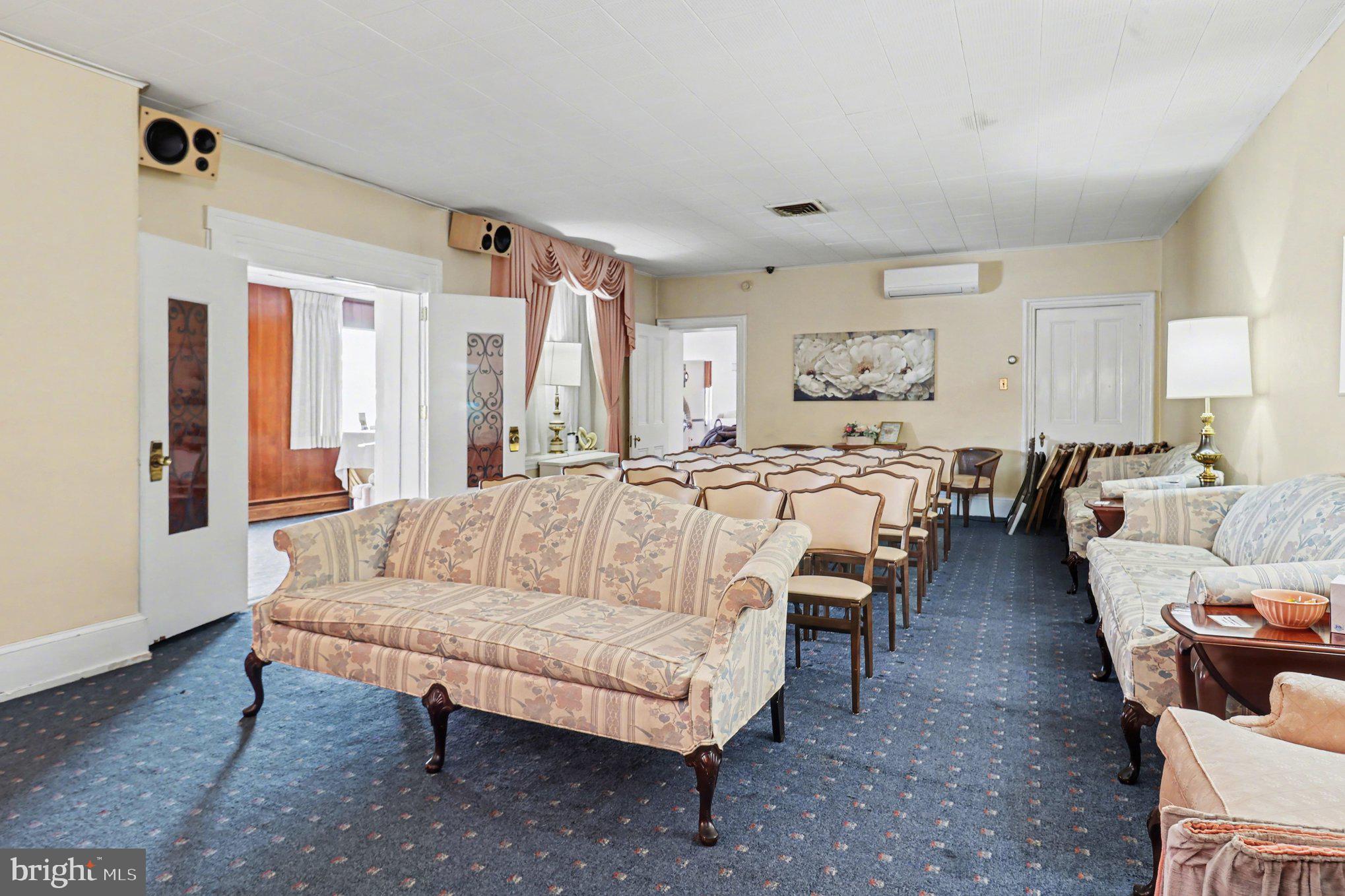 HOLMESBURG - Commercial Sale