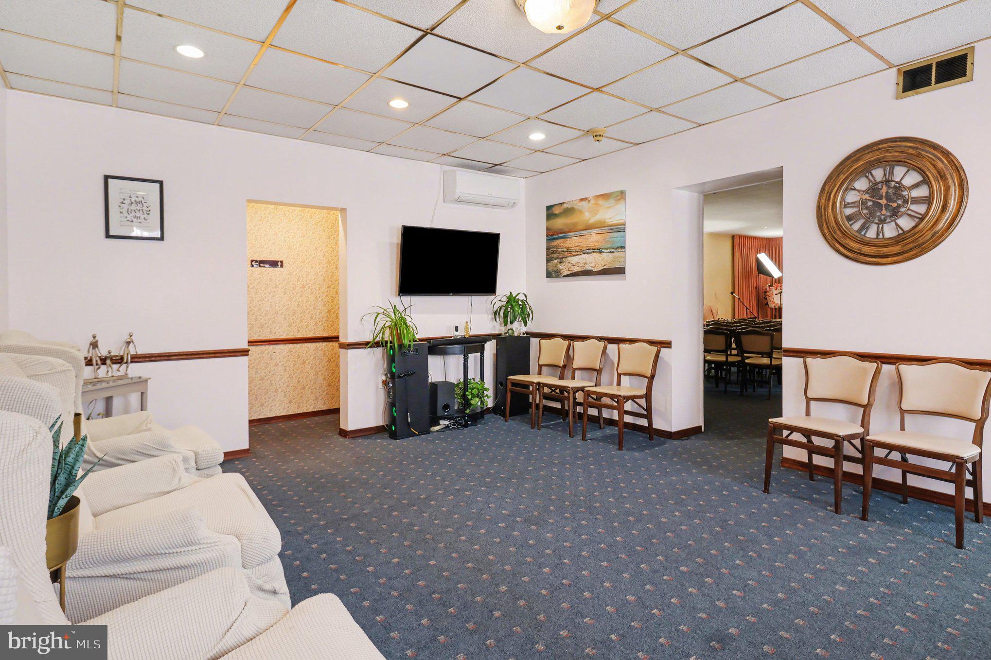 HOLMESBURG - Commercial Sale