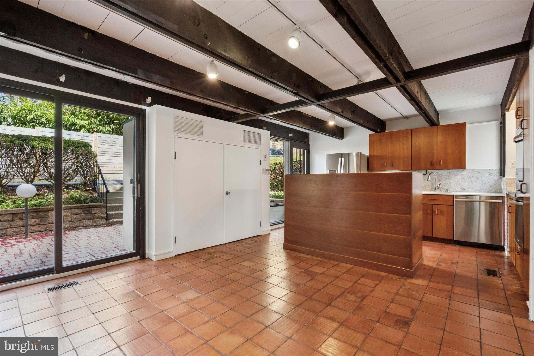 CHESTNUT HILL - Residential