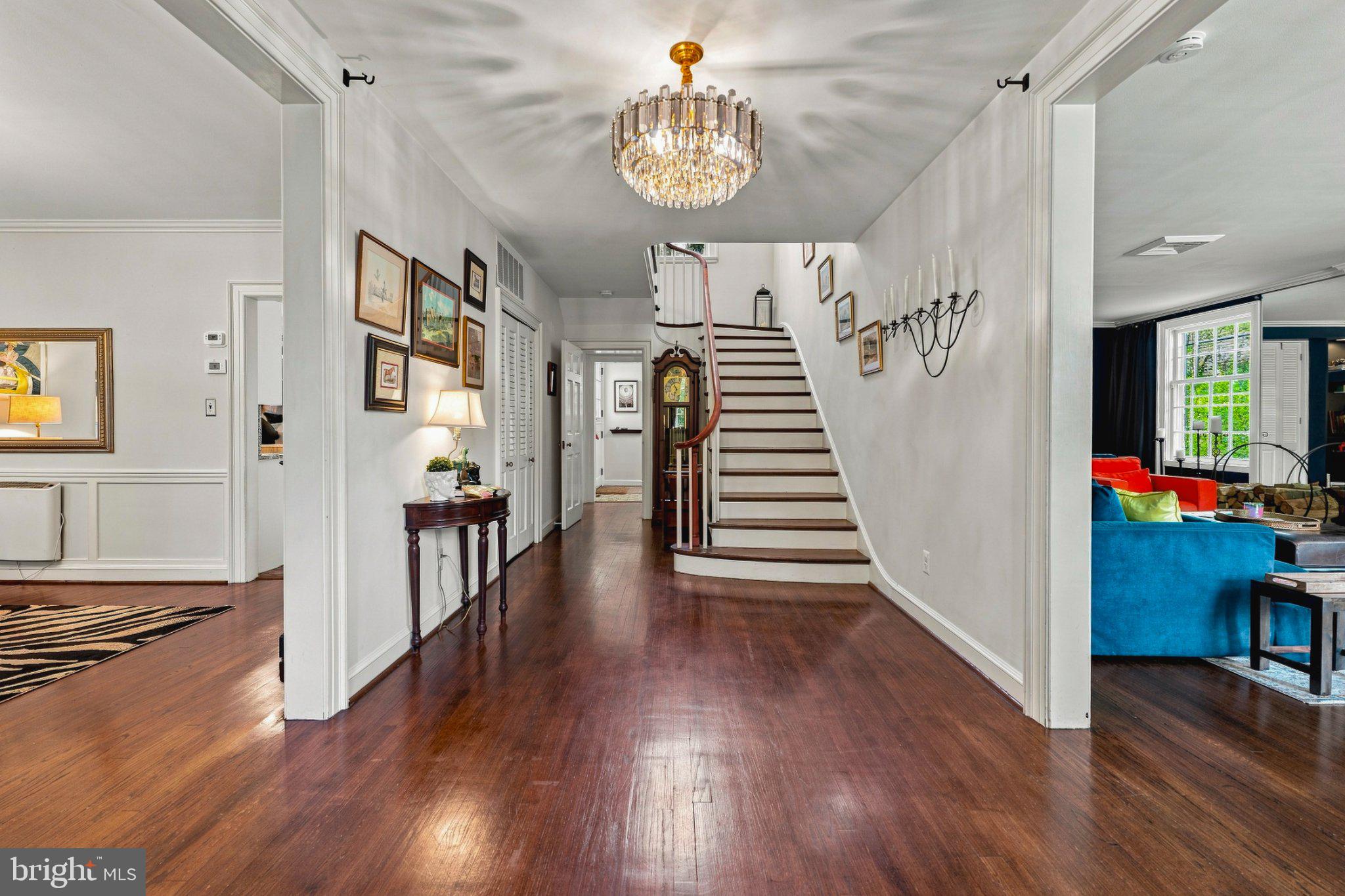 10 W LAKE AVENUE