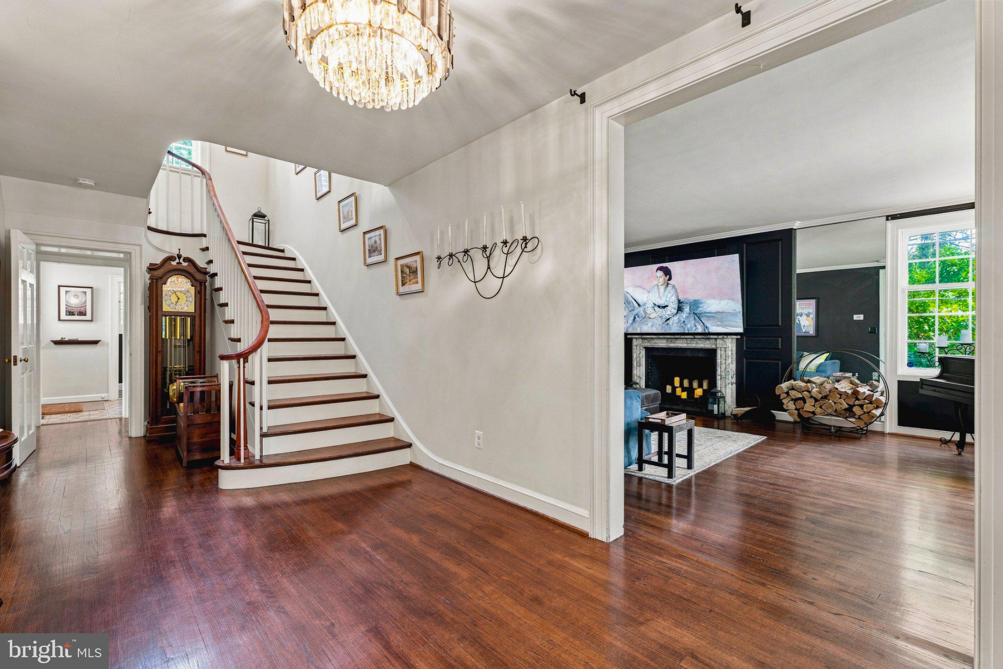 10 W LAKE AVENUE