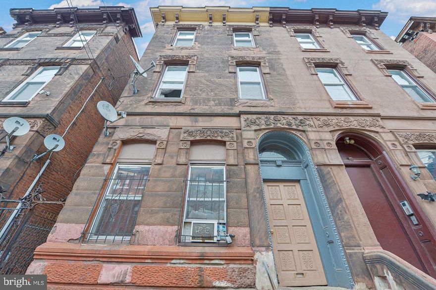 INVESTORS! INVESTORS! WELCOME! Rental investment property is only 5 blocks away from Broad Street! The building offers 6 rental apartments and is within walking distance to many popular attractions such as public transportation, and the University. Students will also love this location, as the University is a mere 0.2-mile walk from the Liacouras Center. The building is located where morning classes are less than half  a mile walk. Apartments are split into 2 on each floor. Each unit contains one bathroom, one bedroom, and one full kitchen. The full basement contains the utilities, which are separated by respective units and are billed separately to each renter (water, electricity, and heating).

投资者注意！ 本物业共 6 个单元，已全部出租，布局合理，已获得相关许可，是理想的投资型租赁物业。距离 Broad Street 和 Temple University 仅 5 个街区，地理位置优越，步行即可到达公共交通、大学及其他热门景点，非常适合上班族或学生居住。
对于学生来说，步行至 Liacouras Center 仅 0.2 英里，上学生活极为便利。每层楼设有 2 个单元，每个单元均配备 1 间卧室、1 间浴室和 1 间全功能厨房。此外，整栋楼设有独立地下室，包含公用设施，并各单元独立计费（水、电、暖气），极大提升了管理的便捷性。房东是讲中文的外国人。