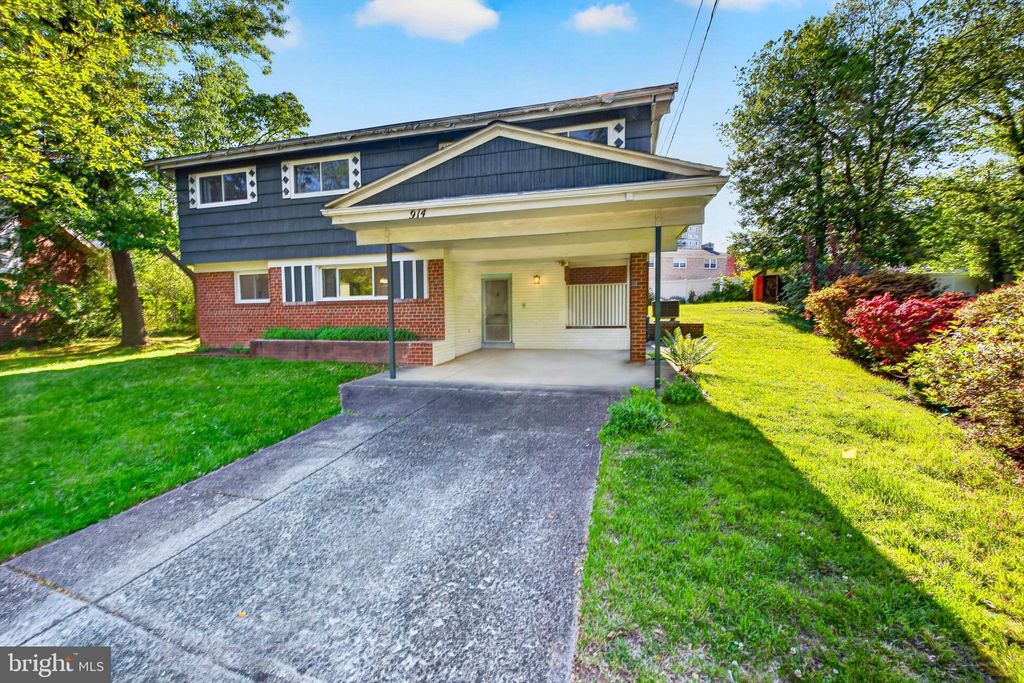 Photo of 914 Kenbrook Court, SILVER SPRING, MD 20902 (MLS # MDMC2234838)