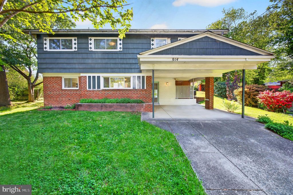 Photo of 914 Kenbrook Court, SILVER SPRING, MD 20902 (MLS # MDMC2234838)