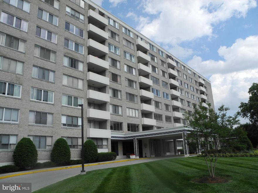 RARE, DEEDED INDOOR GARAGE SPACE!  SPACIOUS 2 BEDROOM 2 BATH,  24 HOUR SECURITY IN ELEVATOR BLDG ( SHABBAS ELEVATOR) FEATURES  DOUBLE DOOR, FORMAL MARBLE FOYER; SEPARATE DINING ROOM; ABUNDANT LIGHTED CLOSETS; SECURED STORAGE; PARQUET HDWD UNDER CARPET;  BALCONY VIEW OFFERS PEACEFUL VISTA; W/D IN UNIT; CONDO FEE INCLUDES INDOOR PARKING, A/C, HEAT, WATER. KITCHEN CAN BE CLOSED OFF FOR ENTERTAINING!