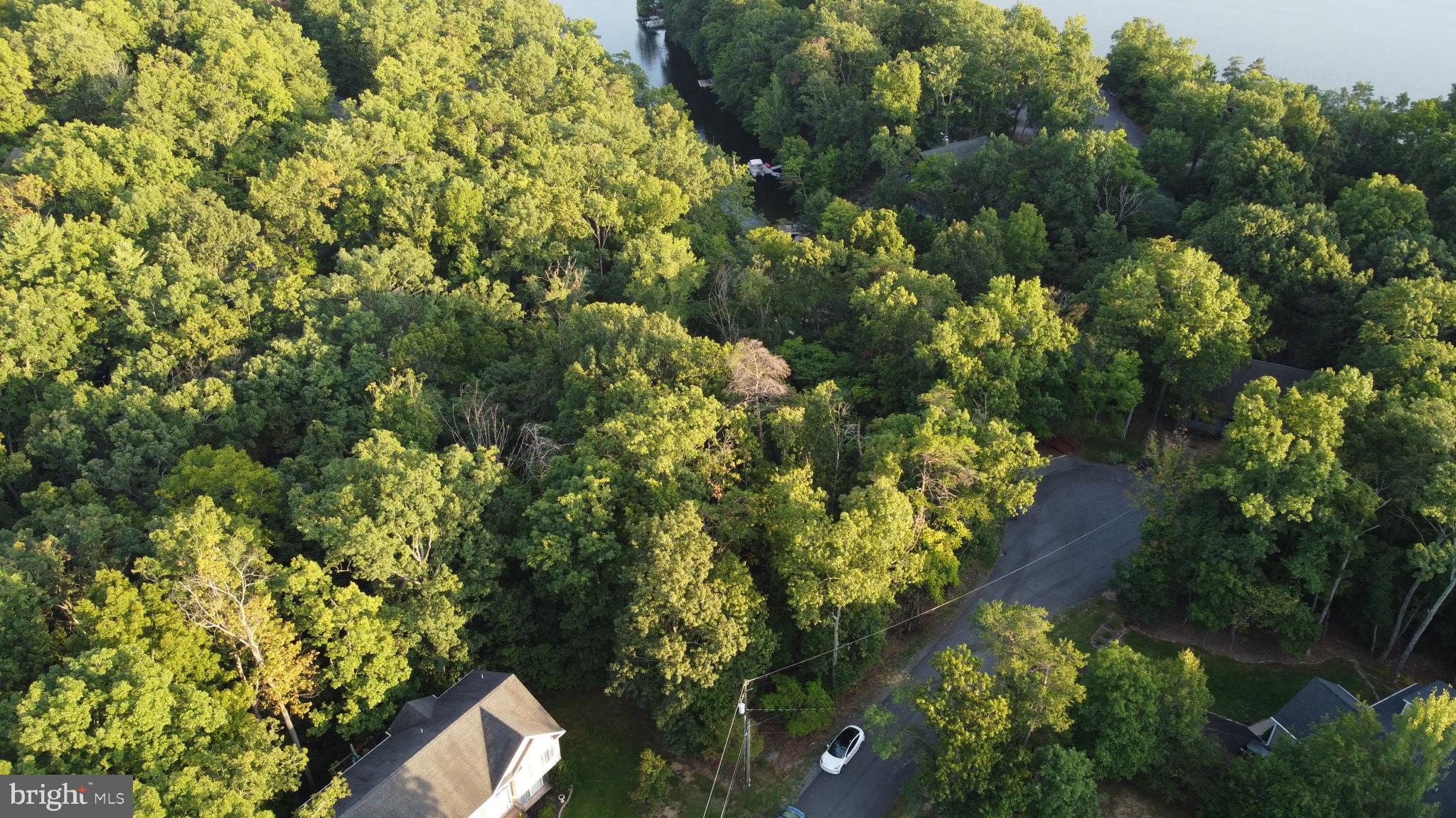 LAKE HOLIDAY ESTATES - Land