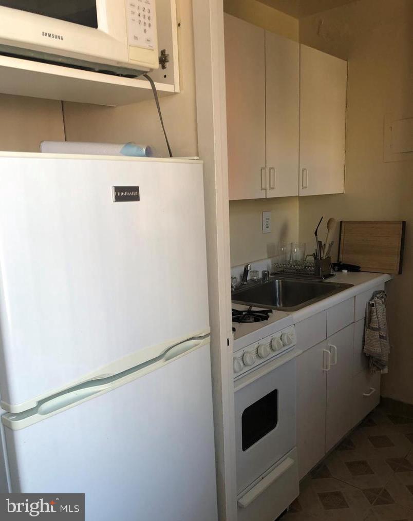 RIVER PLACE WEST - Residential Lease