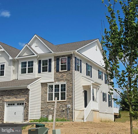 Townhouse For Sale - 625 Fountain View Circle<br/> Lehigh County, ALLENTOWN, PA 18104