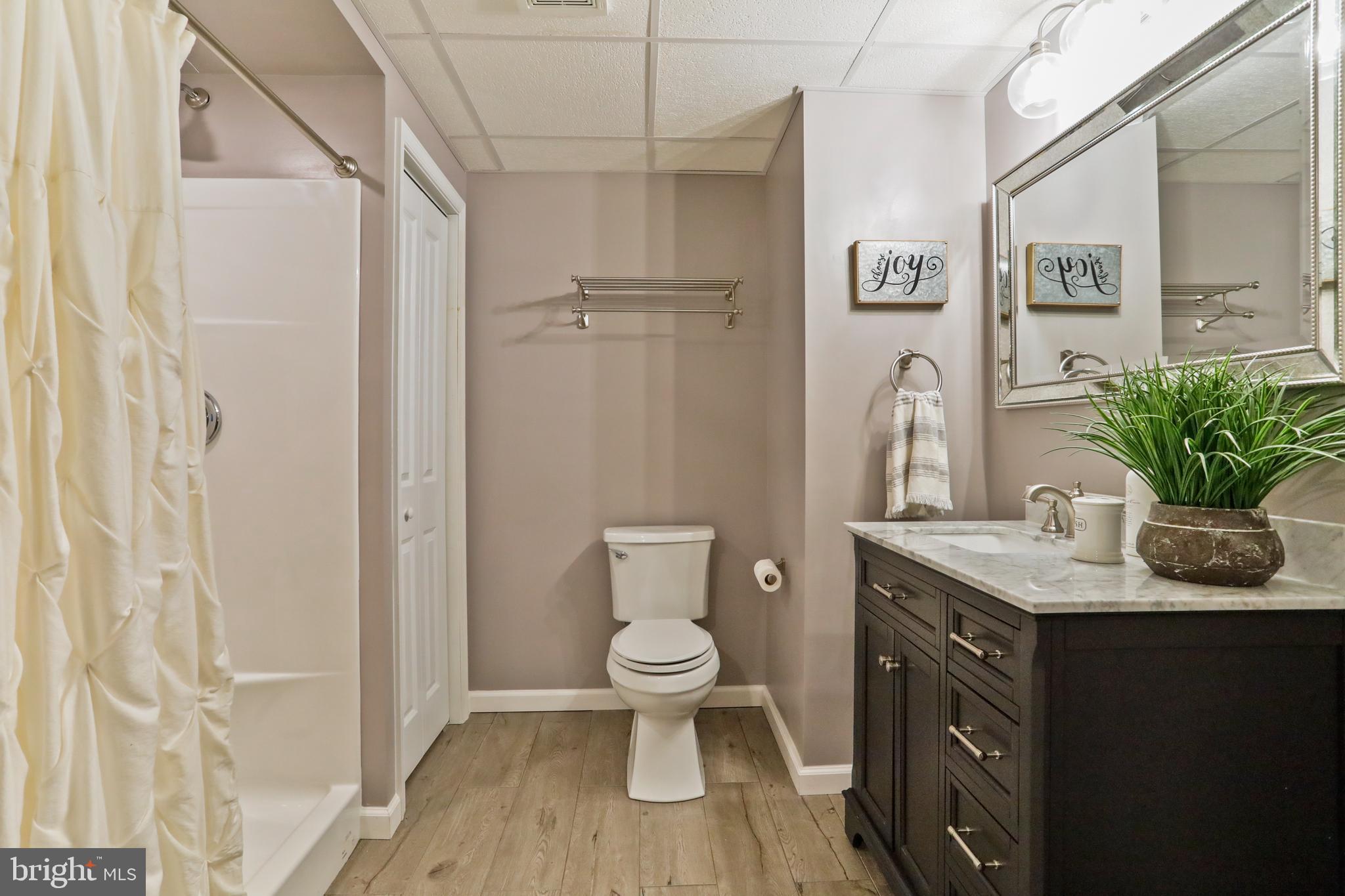 FREEZELAND MANOR - Residential