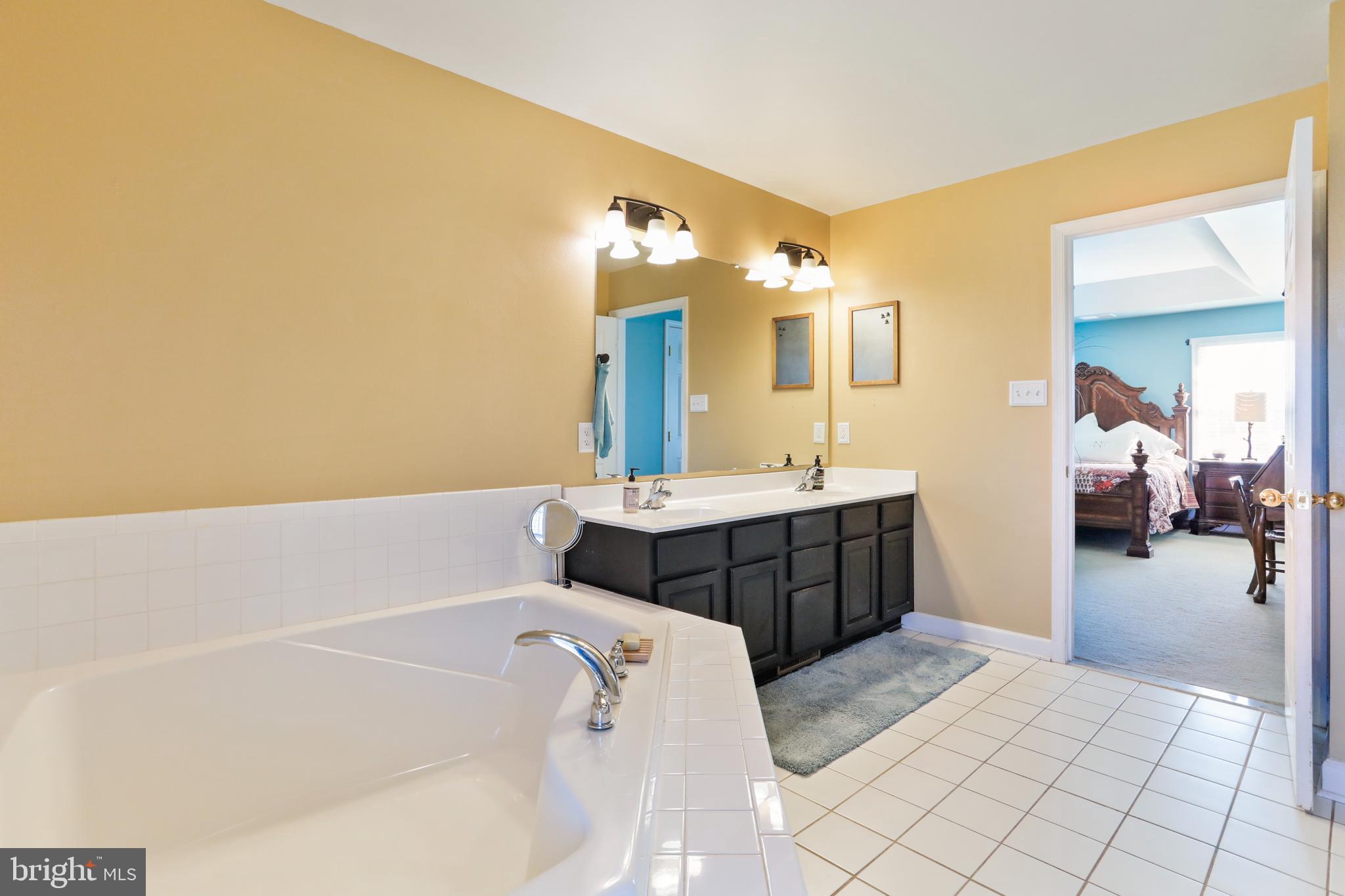 FREEZELAND MANOR - Residential