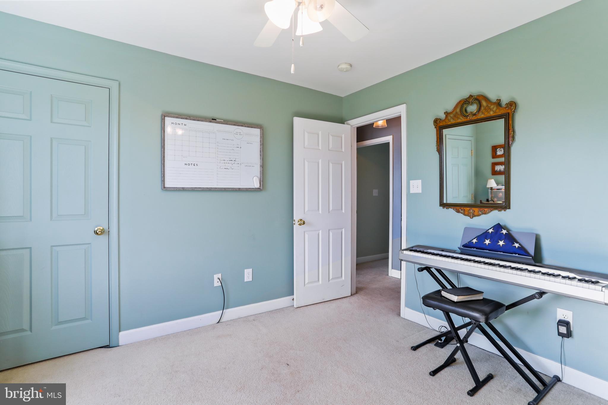 FREEZELAND MANOR - Residential