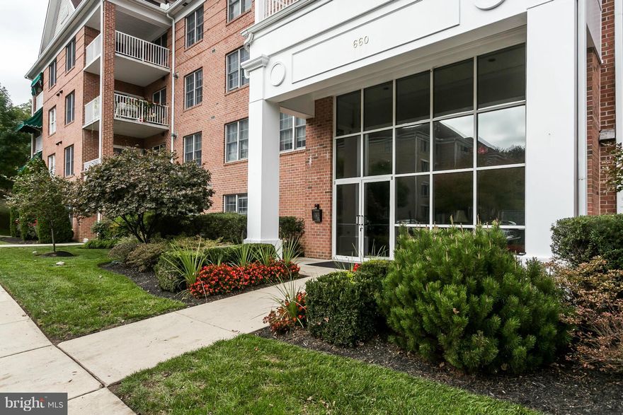 ENJOY THE BENEFITS OF CONDO LIVING!  This spacious 2 bedroom/2bath & den offers hardwood floors, built-ins, white kitchen cabinetry, large eat-in kitchen, french doors, master bedroom with private bath & walk-in closet, separate laundry room, formal dining room, recessed lighting, handicap accessible, gated community.  Units in this area sell quickly so schedule a private showing today!