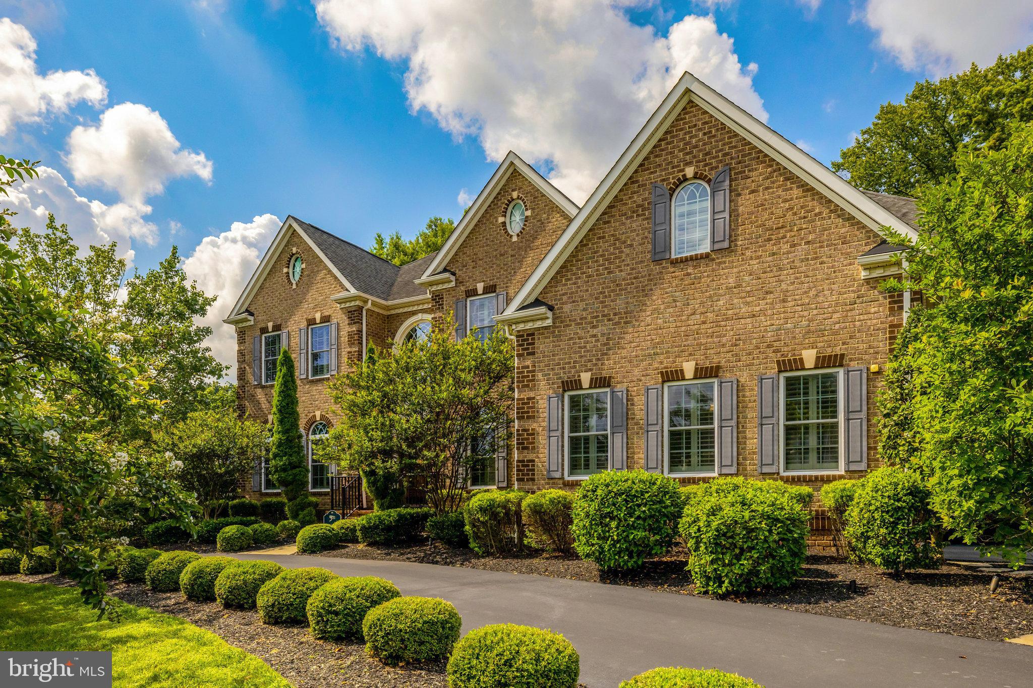 1678 HUNTING CREST WAY