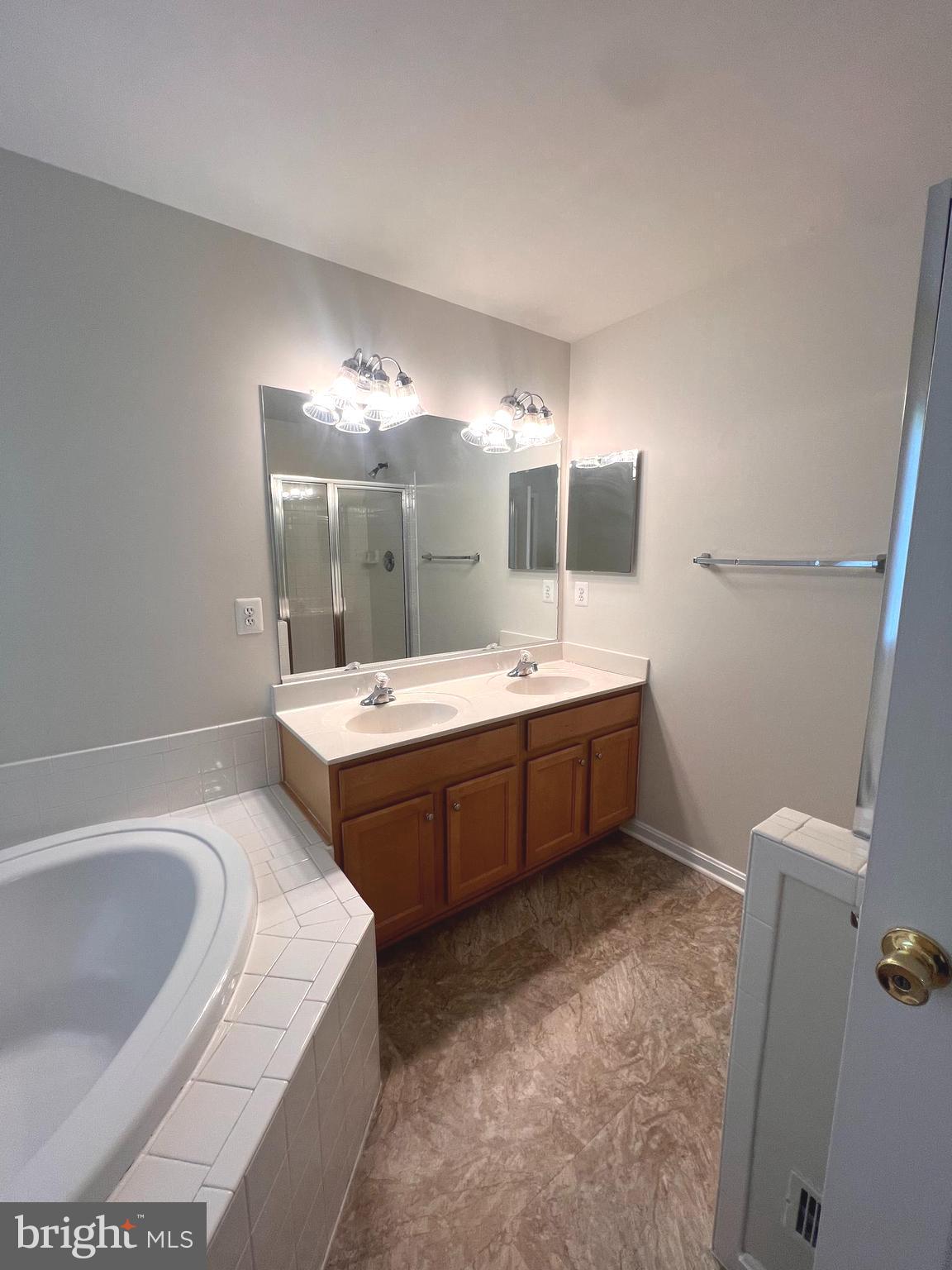 COLONIAL HILLS - Residential