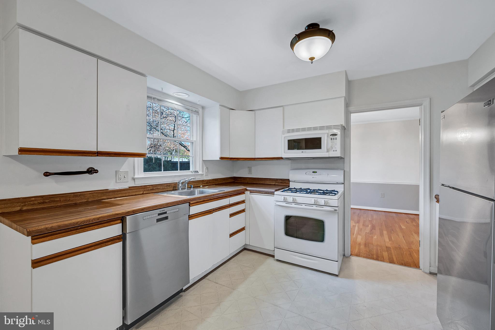 MONTGOMERY SQUARE - Residential