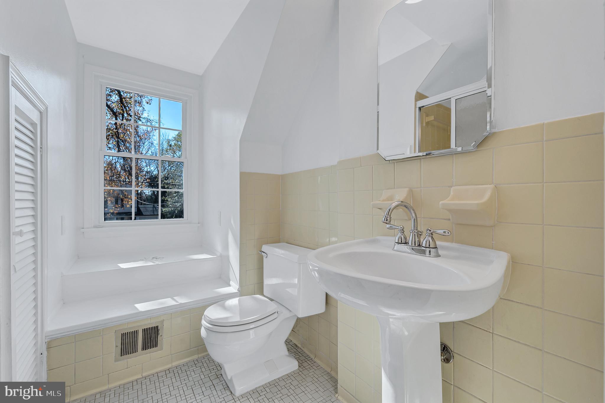 MONTGOMERY SQUARE - Residential