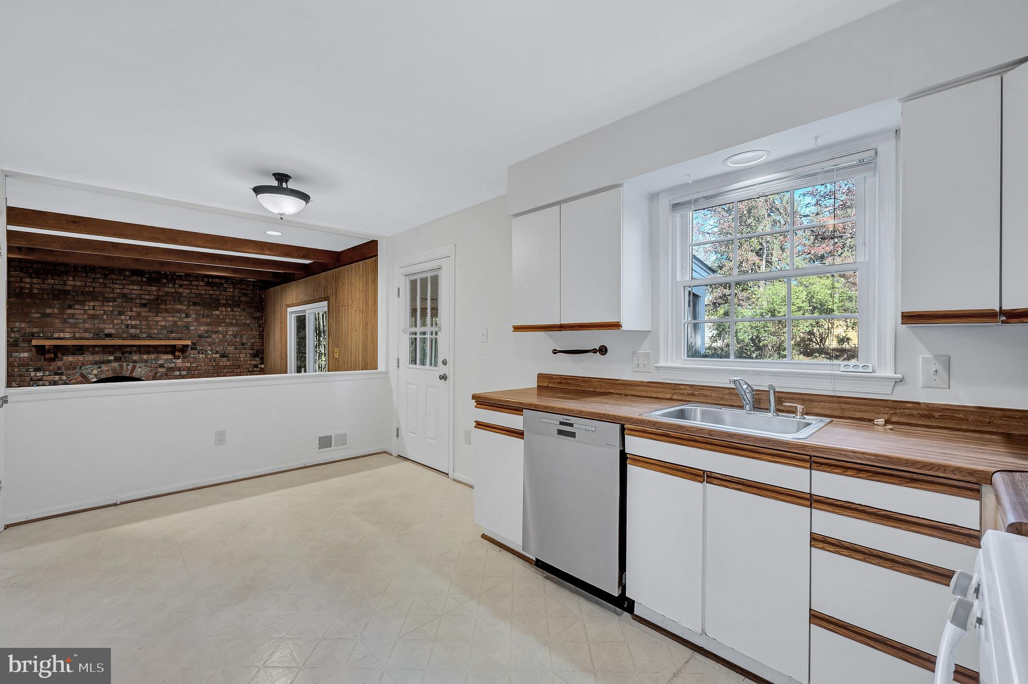 MONTGOMERY SQUARE - Residential