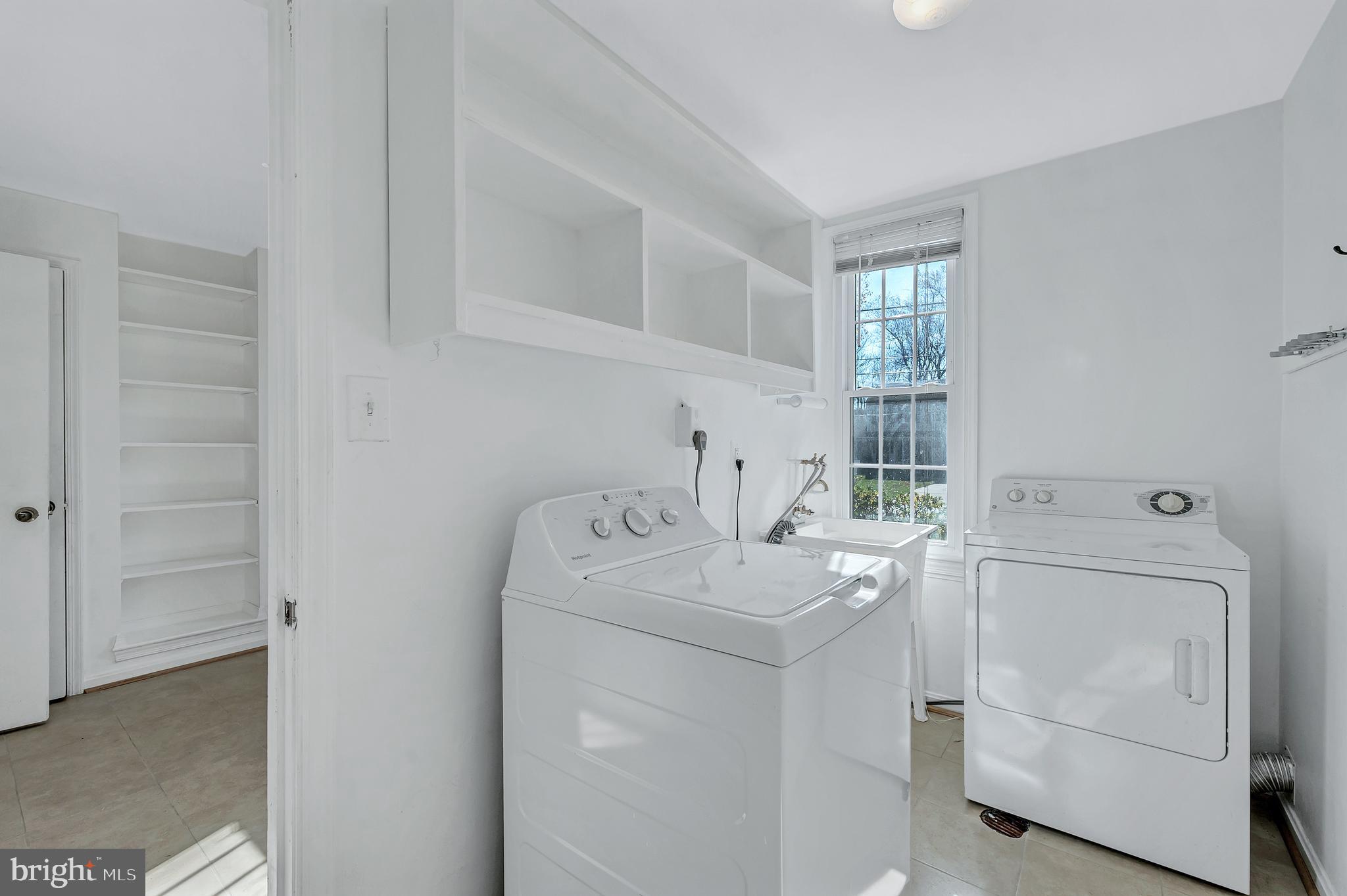 MONTGOMERY SQUARE - Residential