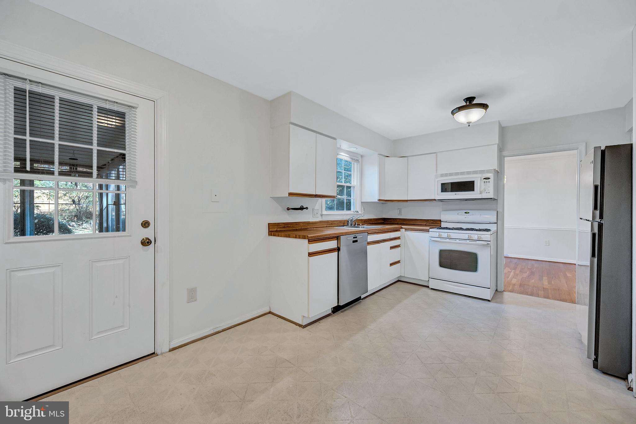 MONTGOMERY SQUARE - Residential