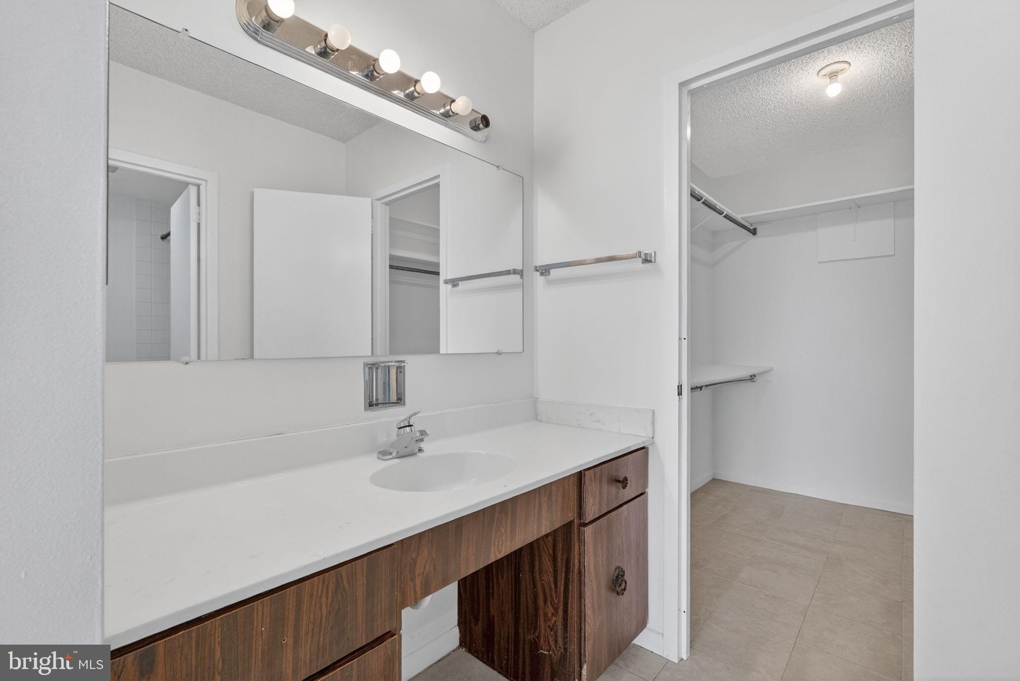 SKYLINE PLAZA - Residential
