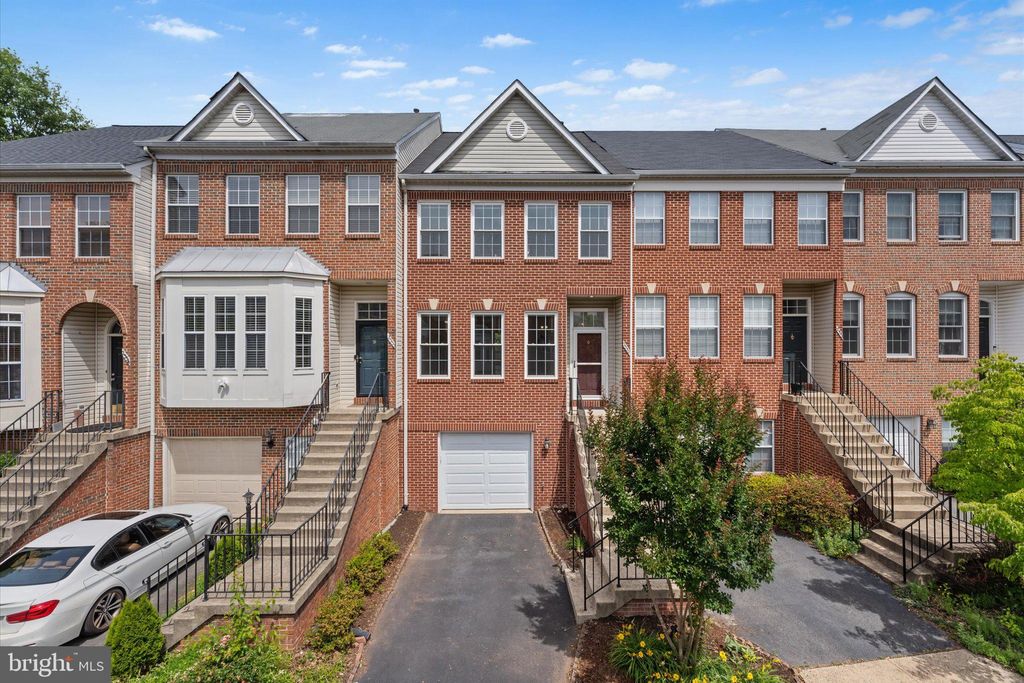 Photo of 2550 James Monroe Circle, HERNDON, VA 20171 (MLS # VAFX2317030)